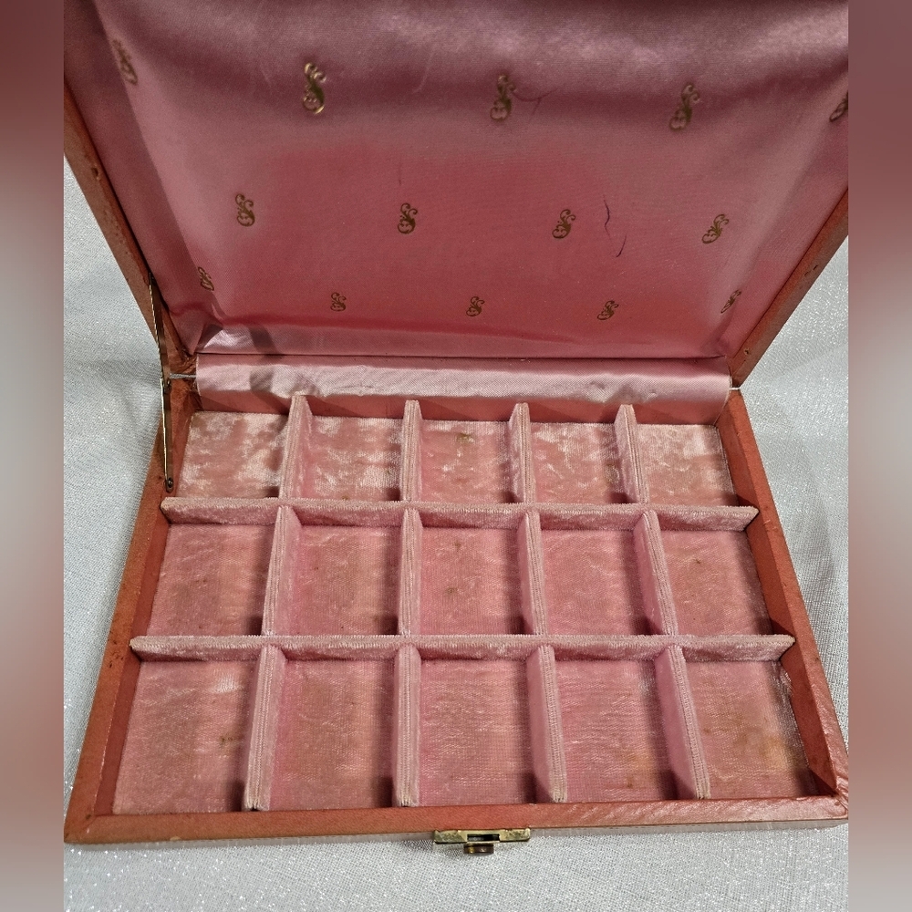 Vintage Mele MCM Salmon Pink Vinyl Exterior Jewelry Box - Picture 4 of 15